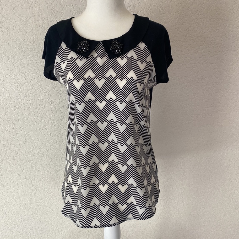 Adorable Hinge Black/White Heart Mixed Media Short Sleeve Top Jewel Collar Small